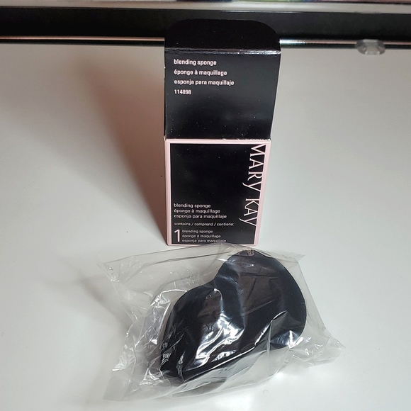NEW Mary Kay Blending Sponge (in box) - Picture 5 of 5